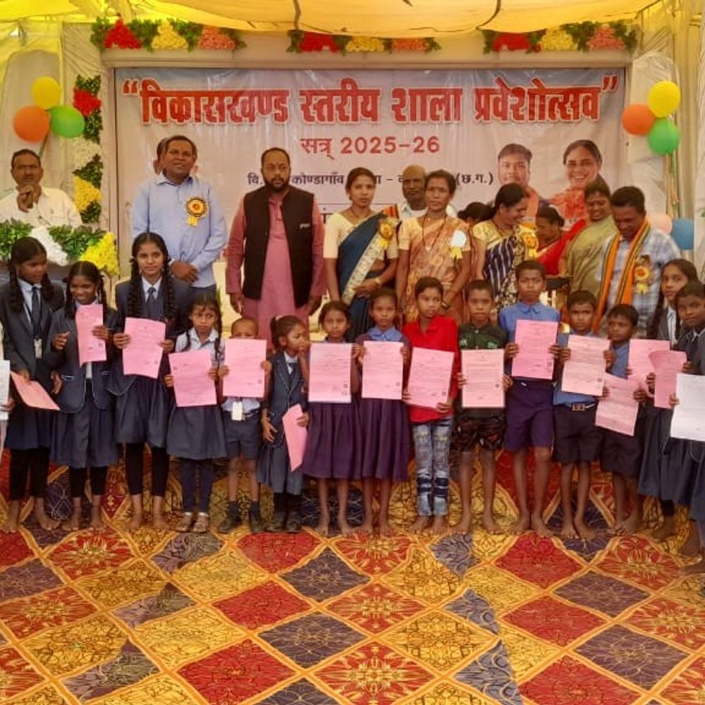 कोंडागांव में दिव्यांग छात्रों को मिला ट्राइसाइकिल-श्रवण यंत्र:स्कूली बच्चों को मिले पौधे; धरती आबा जनजातीय ग्राम उत्कर्ष अभियान का विशेष शिविर