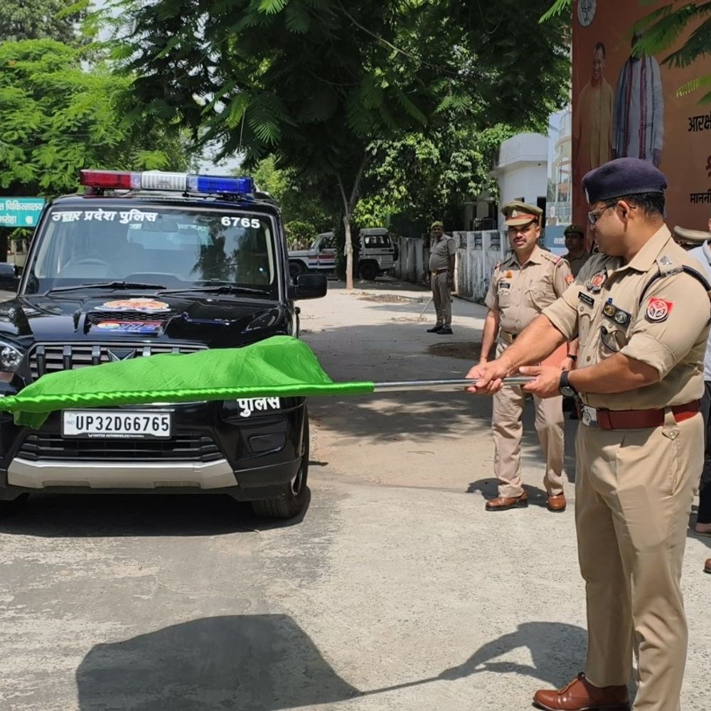 अमरोहा पुलिस को मिलीं नई स्कॉर्पियो:डायल 112 की 6 गाड़ियां आधुनिक कैमरे और जीपीएस से लैस