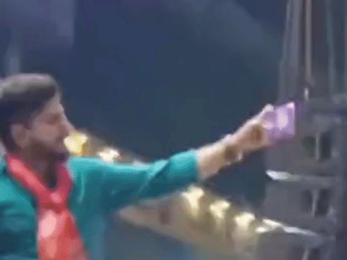 शेफाली जरीवाला का रायपुर में डांस का आखिरी VIDEO:लोगों से पूछा था- कांटा लगा क्या, मुझे तो आपके प्यार का कांटा चुभ गया है