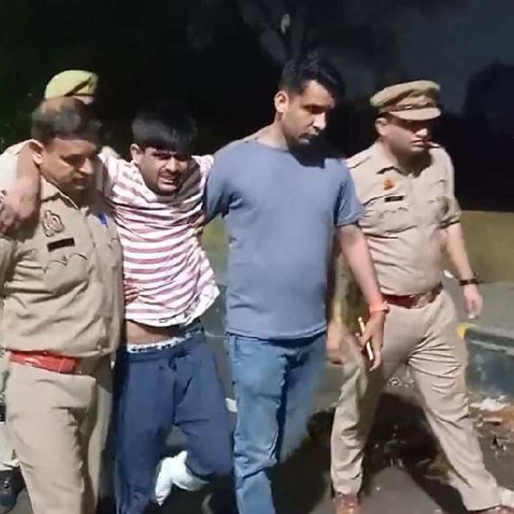 नोएडा पुलिस की बदमाश से मुठभेड़:एक के पैर में लगी गोली, दूसरे को निशानदेही पर किया गिरफ्तार