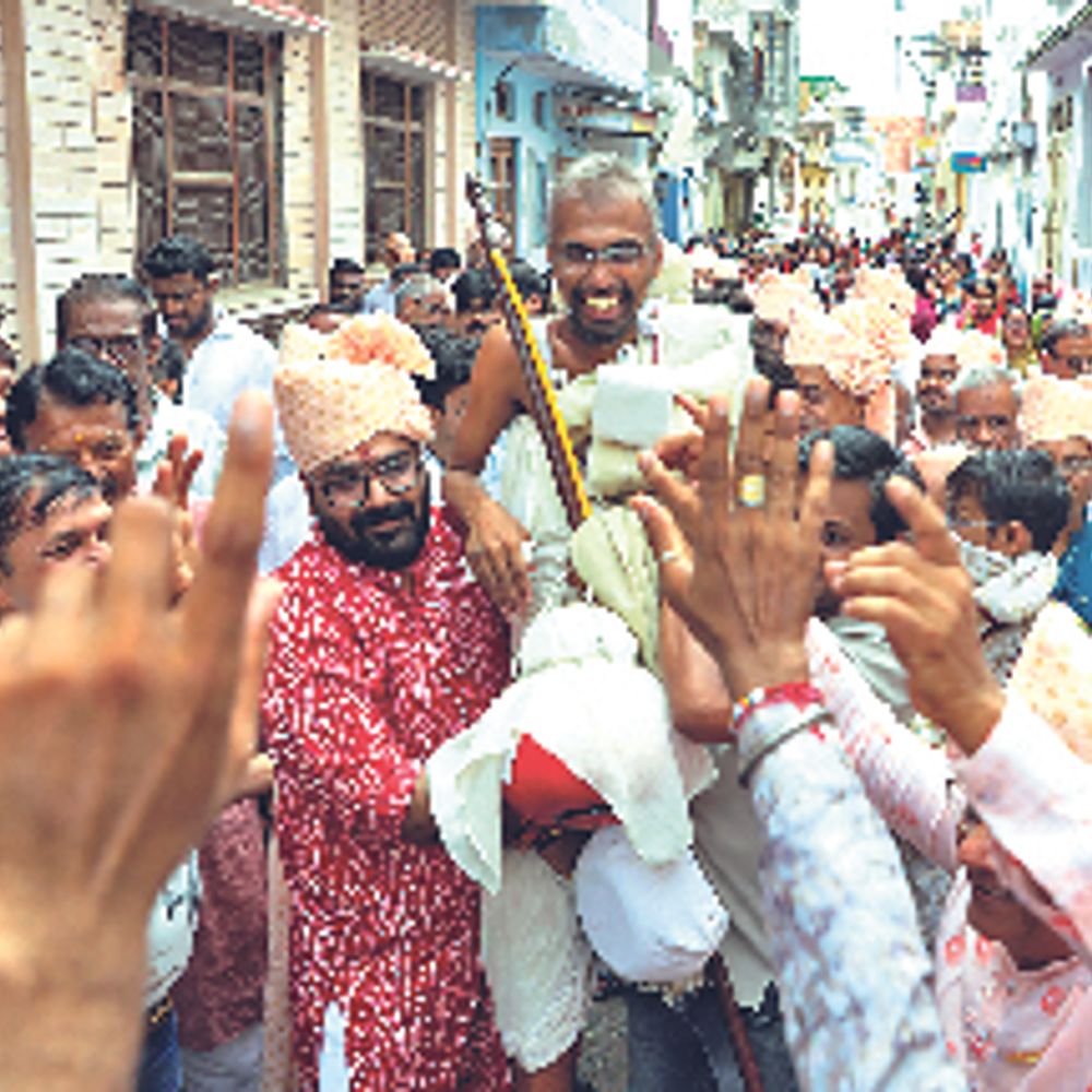 बैंड-बाजों के साथ निकली शोभायात्रा