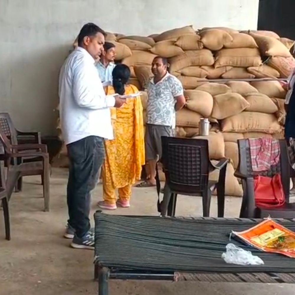 350 बोरी गेहूं, 56 आटा कट्टे जब्त:पीडीएस का गेहूं भेजा जा रहा था गुजरात; ट्रक ड्राइवर ने बताया था मामला