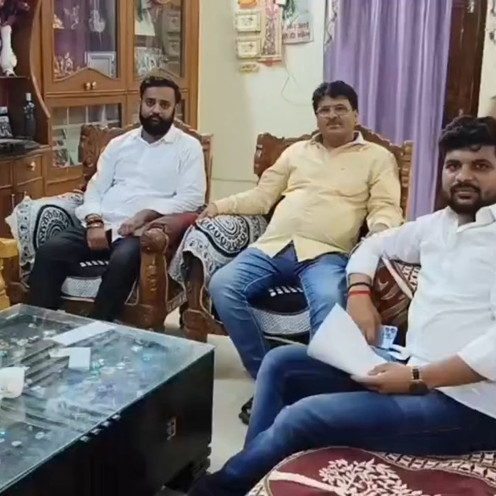 टेंडर प्रक्रिया में विवाद:जिला पंचायत अध्यक्ष ने लगाया जातिसूचक गालियों का आरोप