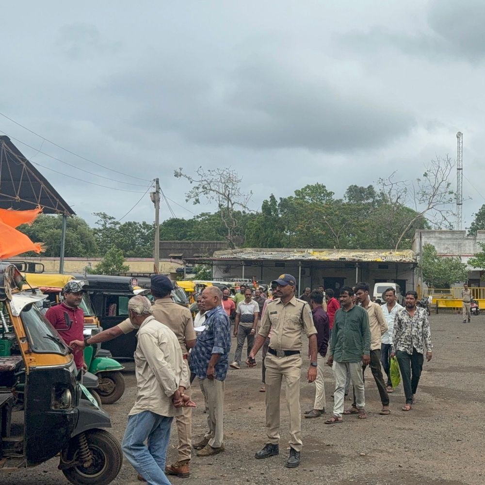 आगर में ऑटो वाहनों की लिस्टिंग शुरू:85 ऑटो पर रेडियम नंबर लगाए, चालकों का डिजिटल रिकॉर्ड तैयार