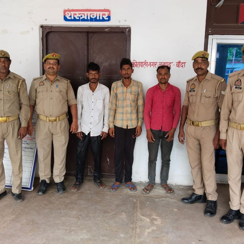 बांदा में दो घरों से चोरी का खुलासा:तीन आरोपी गिरफ्तार, टीवी समेत घरेलू सामान और जेवर बरामद