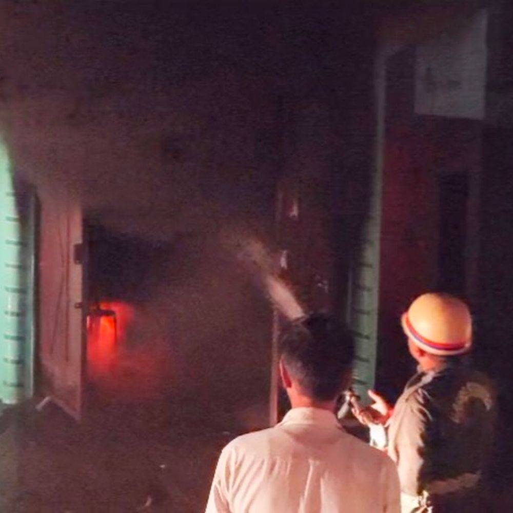 कन्नौज में टेंट हाउस की गोदाम में आग:6 लाख का सामान जला, दो घंटे में काबू पाया; शॉर्ट सर्किट से हादसा