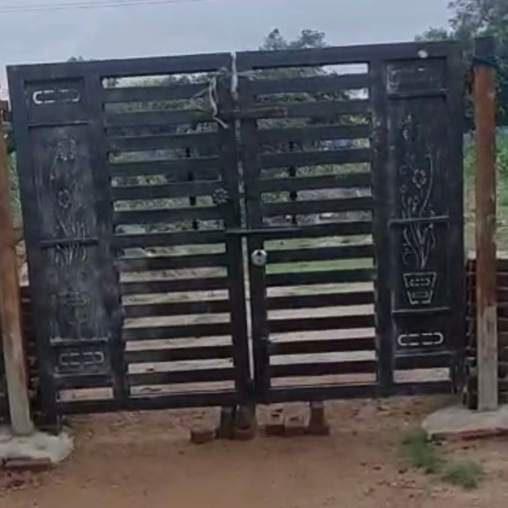 रिश्तेदारों ने किया परिवार को 24 घंटे तक कैद:शहडोल में गेट पर लगाया ताला, स्कूली बच्चियों को दीवार फांदकर घर आईं