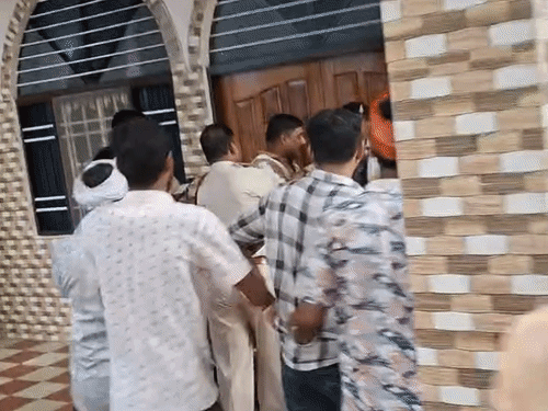 प्रार्थना सभा में धर्मांतरण कराए जाने का आरोप:धमतरी में हिंदू जागरण मंच बोला- घर के अंदर घुसे तो चिली स्प्रे छिड़क कर भागे
