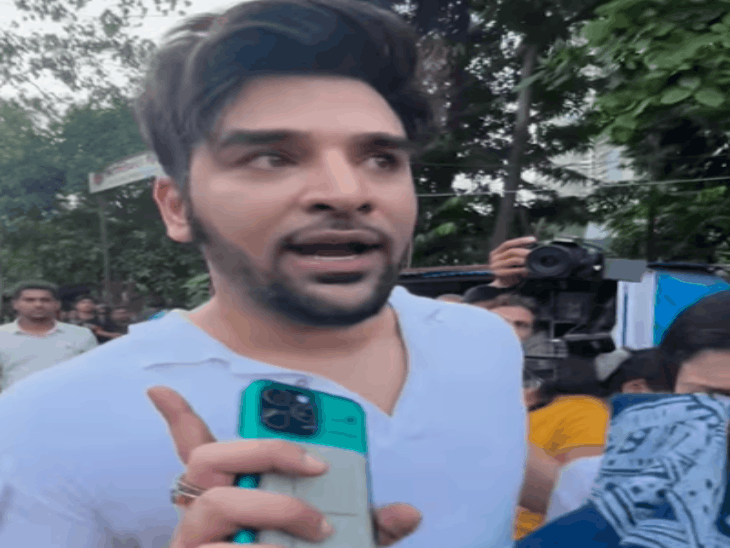 शेफाली जरीवाला के अंतिम संस्कार में पैपराजी पर भड़के सेलेब्स:पारस छाबड़ा ने सरेआम बेहूदा न्यूज फैलाने वालों को लताड़ा, रश्मि देसाई बोलीं- शर्म आनी चाहिए