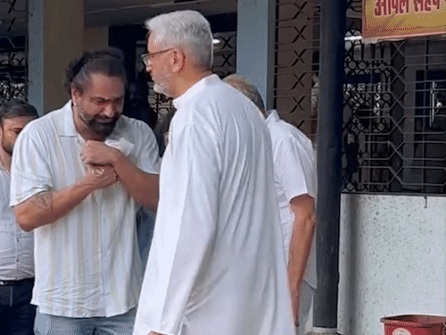 पत्नी शेफाली जरीवाला की अस्थियां थामे फूट-फूटकर रोए पराग:समुद्र की लहरों में अस्थियां विसर्जित कीं, एक्ट्रेस के पेरेंट्स भी रहे मौजूद, देखें वीडियो