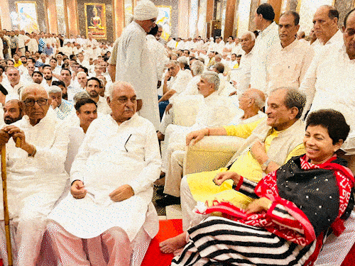 हुड्डा-सैलजा 9 महीने बाद एक साथ दिखे:सोफे पर साथ बैठे, हंसती दिखीं सांसद; विधानसभा चुनाव से पहले राहुल गांधी ने हाथ मिलवाए थे