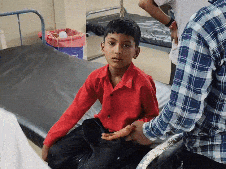 करंट लगने से दो सगे भाइयों की मौत:झटका लगा तो चचेरा भाई दूर गिरा, जिंदा बचा; ट्रांसफॉर्मर से बोरवेल तक बिछी थी तार