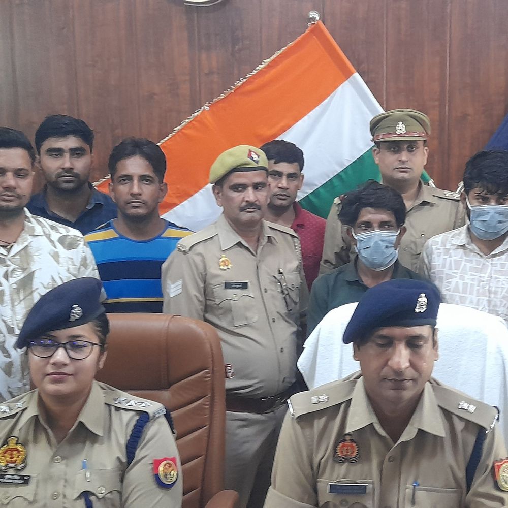 कैंटर मालिक ने ही रची अपने वाहन की चोरी की:बुलंदशहर में मालिक और चालक गिरफ्तार, 12 लाख का माल बरामद