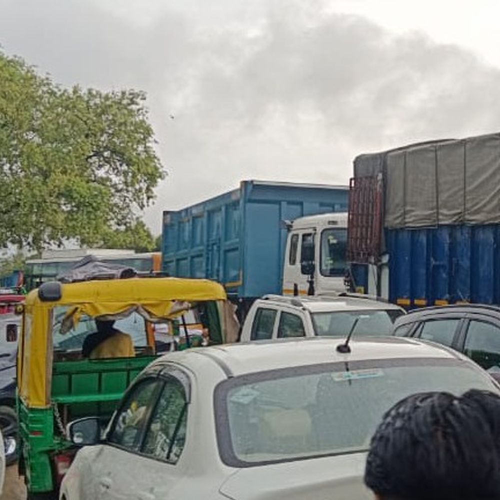 कानपुर-सागर हाइवे पर गिरा पेड़:सजेती में बारिश से गिरा शीशम का पेड़, 2 किमी लंबा जाम