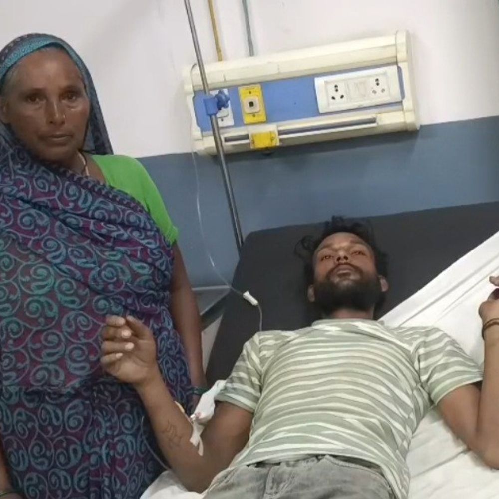 संभल में कच्चे मकान की छत गिरी:मां-बेटे मलबे में दबे, बेटे की हालत गंभीर; जिला अस्पताल में भर्ती