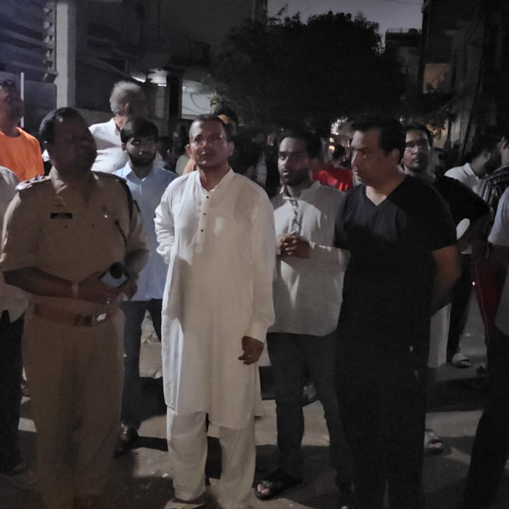 मेरठ में गिरी यूनिफार्म बनाने की फैक्ट्री:दोमंजिला इमारत में देर रात अचानक हादसा, चौकीदार घायल