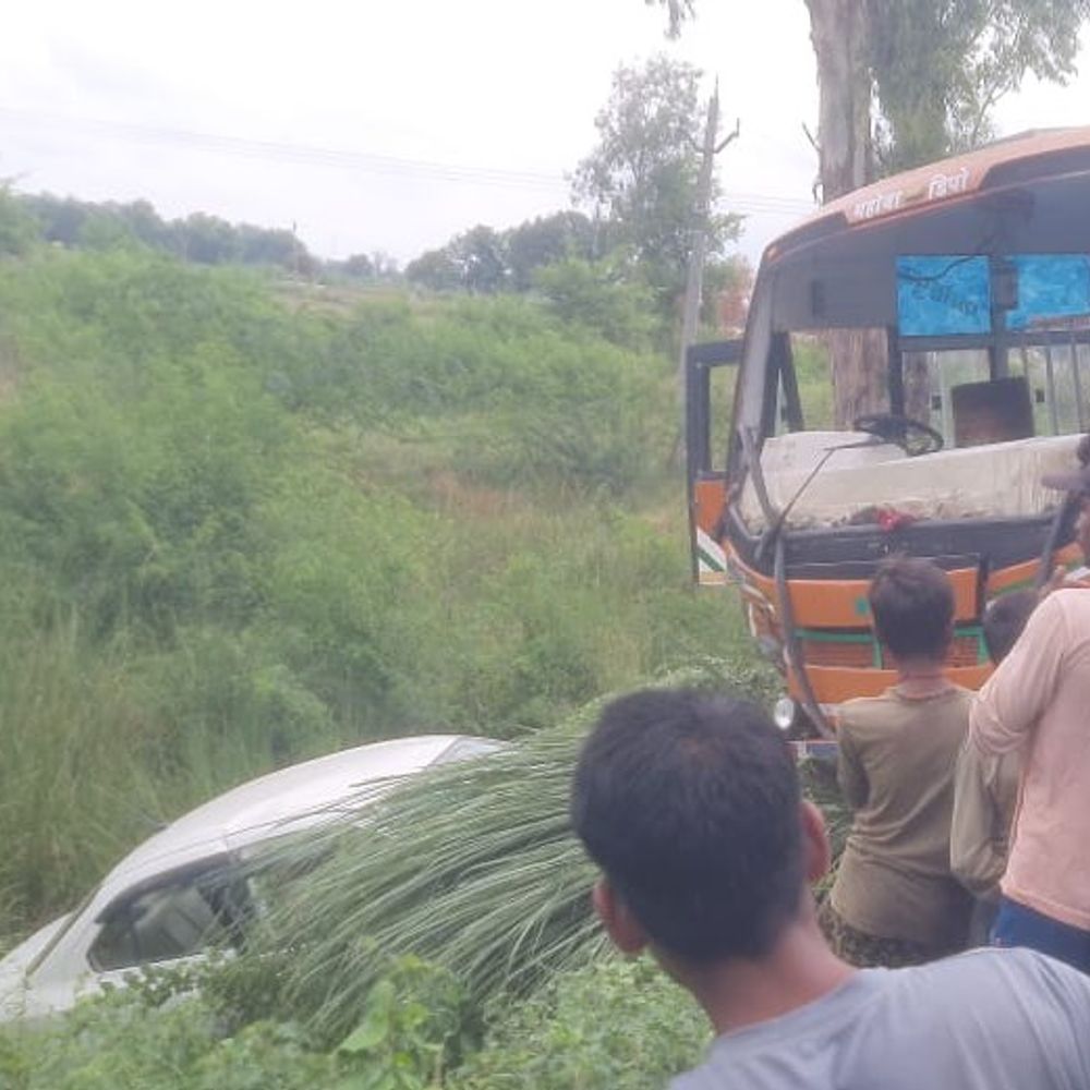फतेहपुर में रोडवेज बस और कार की टक्कर:कार खाई में गिरी, तीन लोग घायल; बस चालक और परिचालक फरार