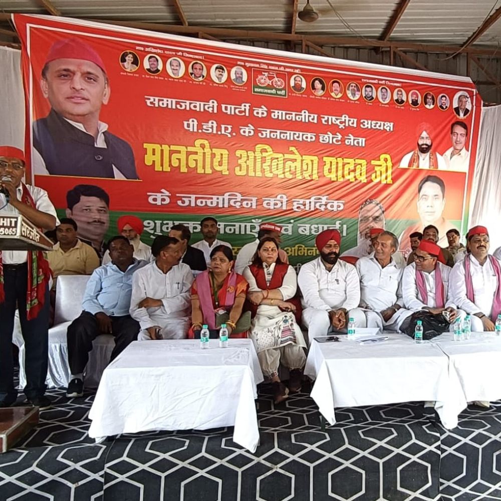 सपा प्रमुख अखिलेश यादव का मना जन्मदिन:पीलीभीत में केक काटा, गरीब महिलाओं को कपड़े बांटे