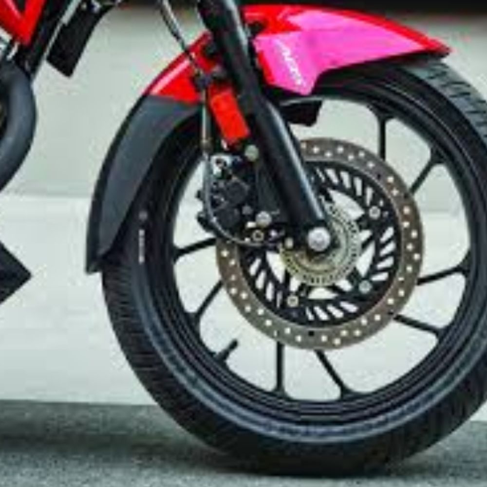 बाइक-स्कूटर में 1 जनवरी से एंटी-लॉक ब्रैकिंग सिस्टम अनिवार्य:इससे अचानक ब्रेक लगाने पर गाड़ी नहीं फिसलती, ₹10,000 तक बढ़ सकते हैं दाम