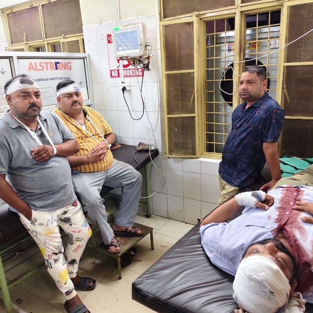 पेट्रोल पंप पर सामान रखने से मना करने पर हंगामा:दंबगों ने पूर्व चेयरमैन के भाई समेत 3 को पीटा, FIR दर्ज