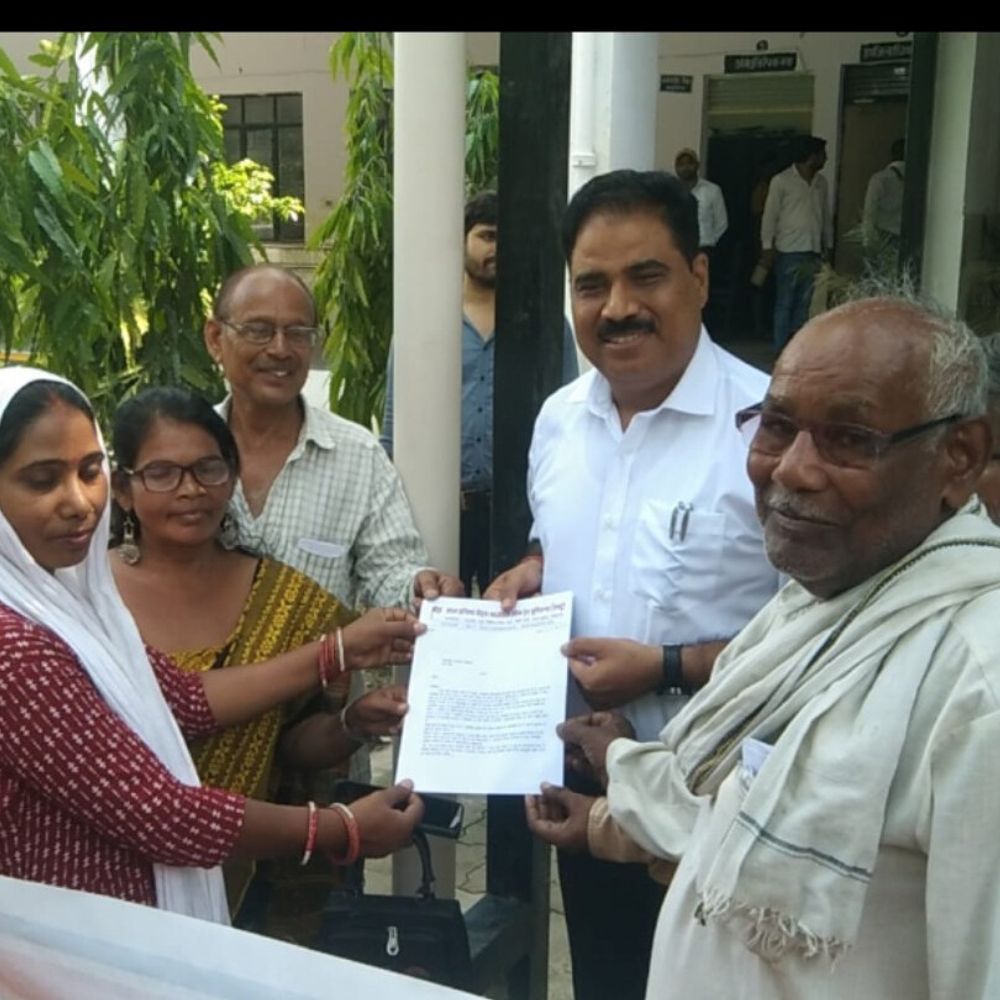 यूपी में 27000 स्कूलों के मर्जर का विरोध:लखनऊ में ऐक्टू का प्रदर्शन, बीकेटी एसडीएम को सौंपा ज्ञापन