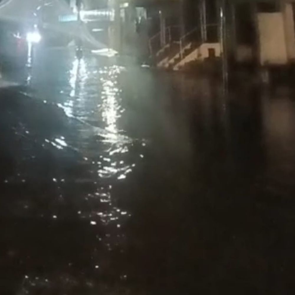 हाथरस में रात में 45 मिनट तक बारिश:कई इलाकों में घुटने तक पानी भरा, बिजली गुल, लोग परेशान