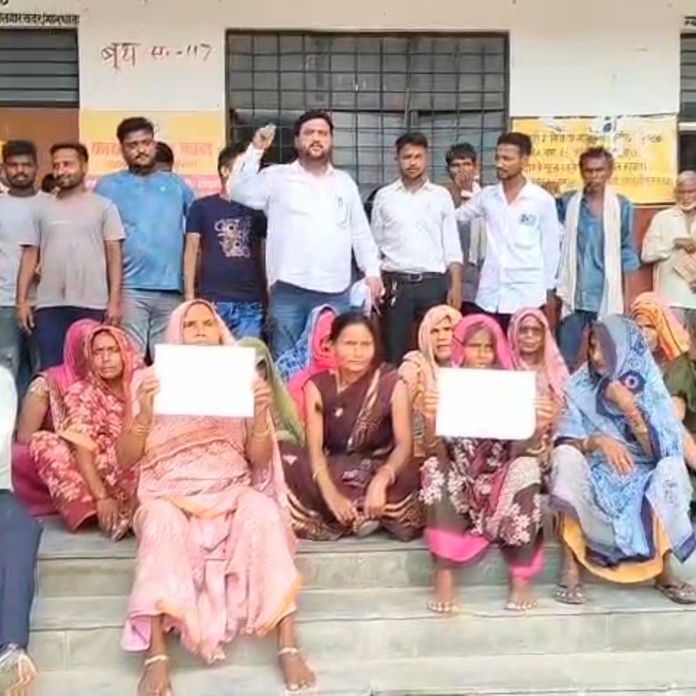 राशन दुकान का आवंटन विवाद:प्रतापगढ़ में बिना सूचना के हुआ आवंटन, ग्रामीणों ने किया विरोध प्रदर्शन