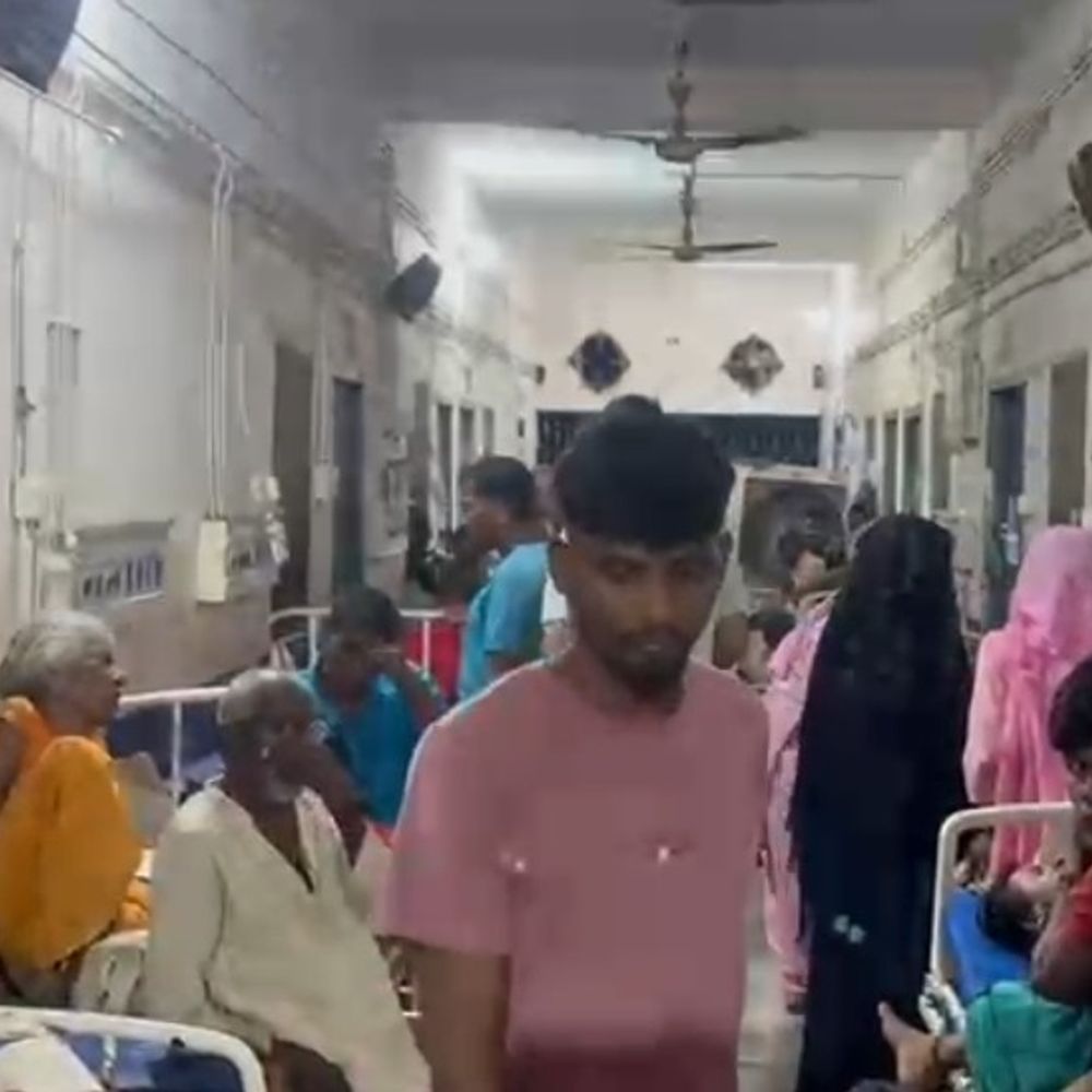 नवादा में सांप ने दो महिलाओं को काटा:ओझा के चक्कर में 4 घंटे बाद एक की मौत, दूसरी महिला का अस्पताल में इलाज जारी