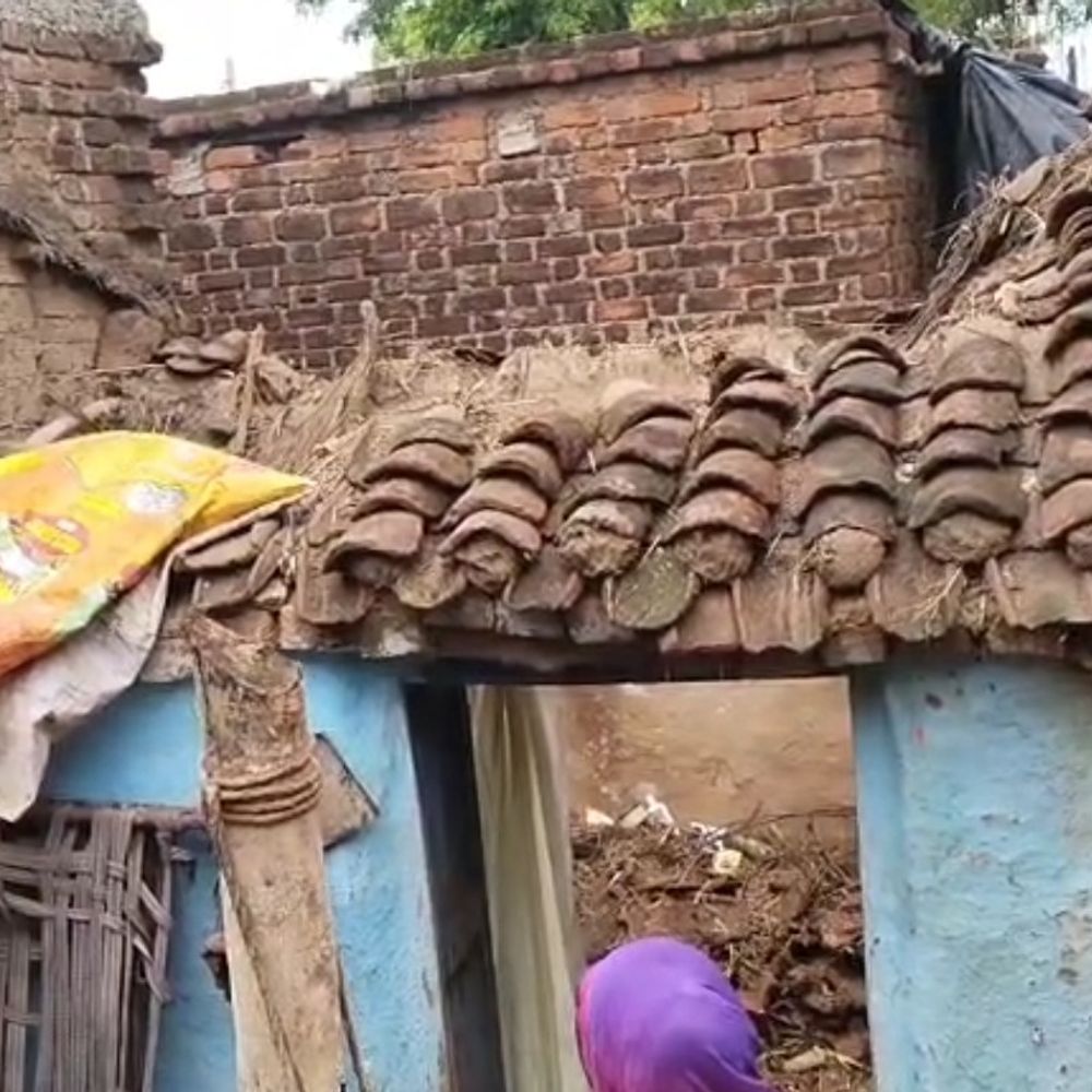 जालौन में बारिश से गिरा कच्चा मकान:मलबे में दबे माता-पिता और दो बच्चे, जिला अस्पताल में भर्ती