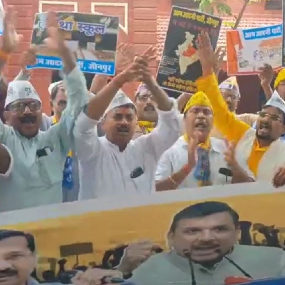 आप कार्यकर्ताओं का जौनपुर में प्रदर्शन:बोले- योगी सरकार शिक्षा की जगह शराब को दे रही बढ़ावा