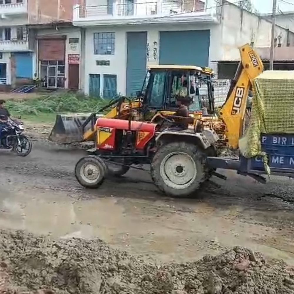 नाला खोदकर दुकानों के सामने डाली मिट्टी:लोगों का आवागमन रुका, नानकगंज में पीडब्ल्यूडी की मनमानी