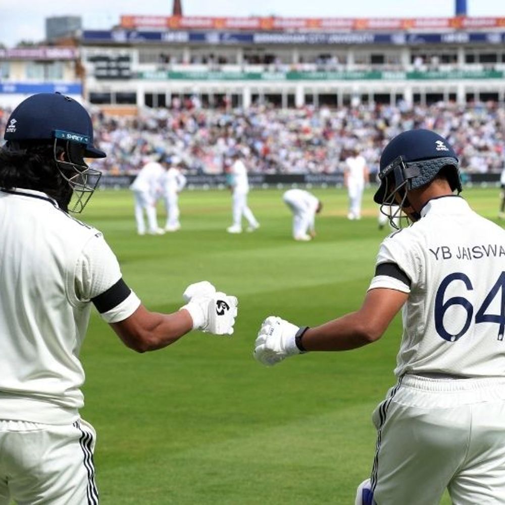 IND vs ENG दूसरा टेस्ट:काली पट्‌टी बांधकर उतरे दोनों टीमों के खिलाड़ी, जायसवाल के चौके से भारत का खाता खुला