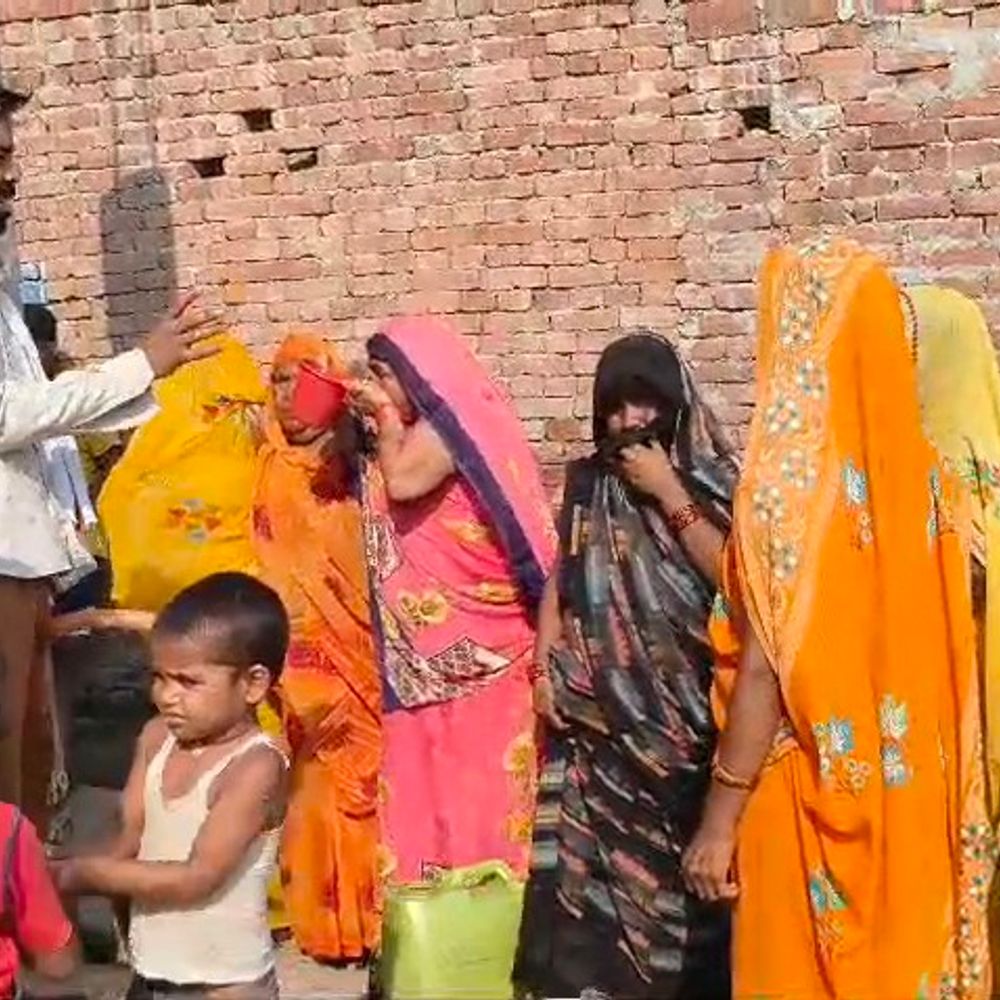 जल जीवन मिशन की खुली पोल:कन्नौज में 8 महीने से टंकी से नहीं मिल रहा पानी, लोग दूसरों के भरोसे