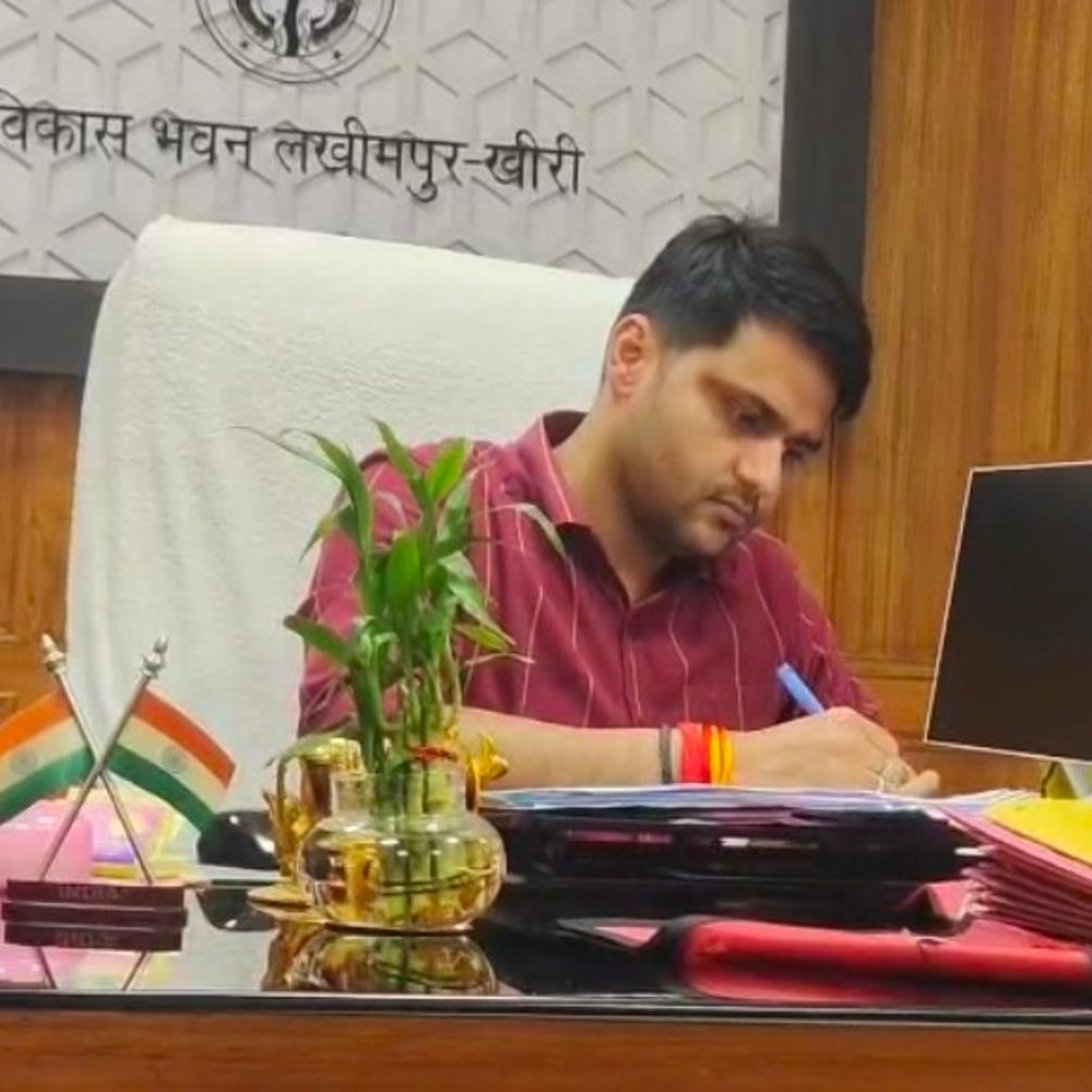 खाद की कालाबाजारी पर प्रशासन सख्त:300 छापे में 15 दुकानों के लाइसेंस रद्द, 13 निलंबित; एक गोदाम सील