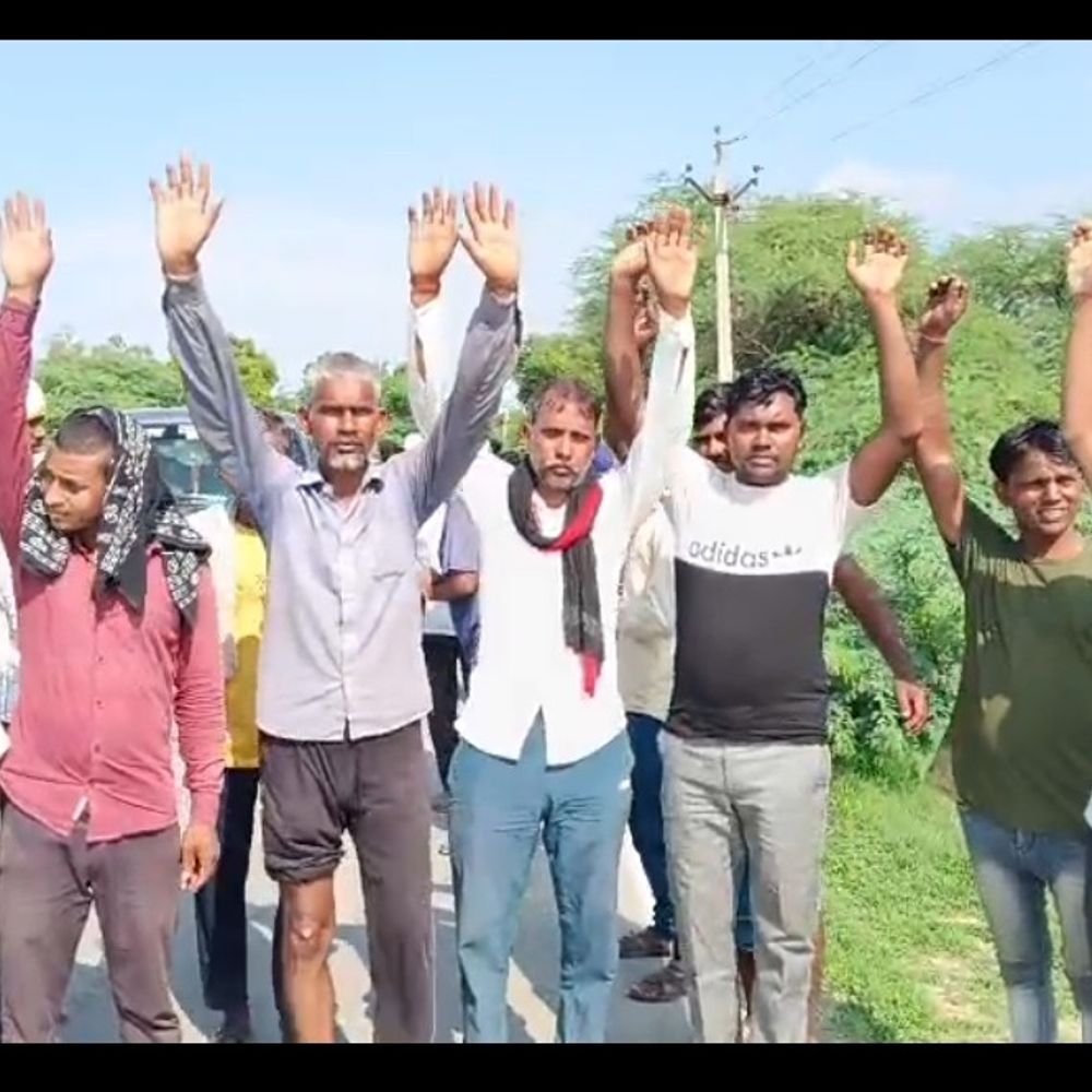 चारागाह की जमीन नापने पर ग्रामीणों का विरोध:लेखपालों पर जबरन नपती का आरोप, एसडीएम को करना पड़ा दखल