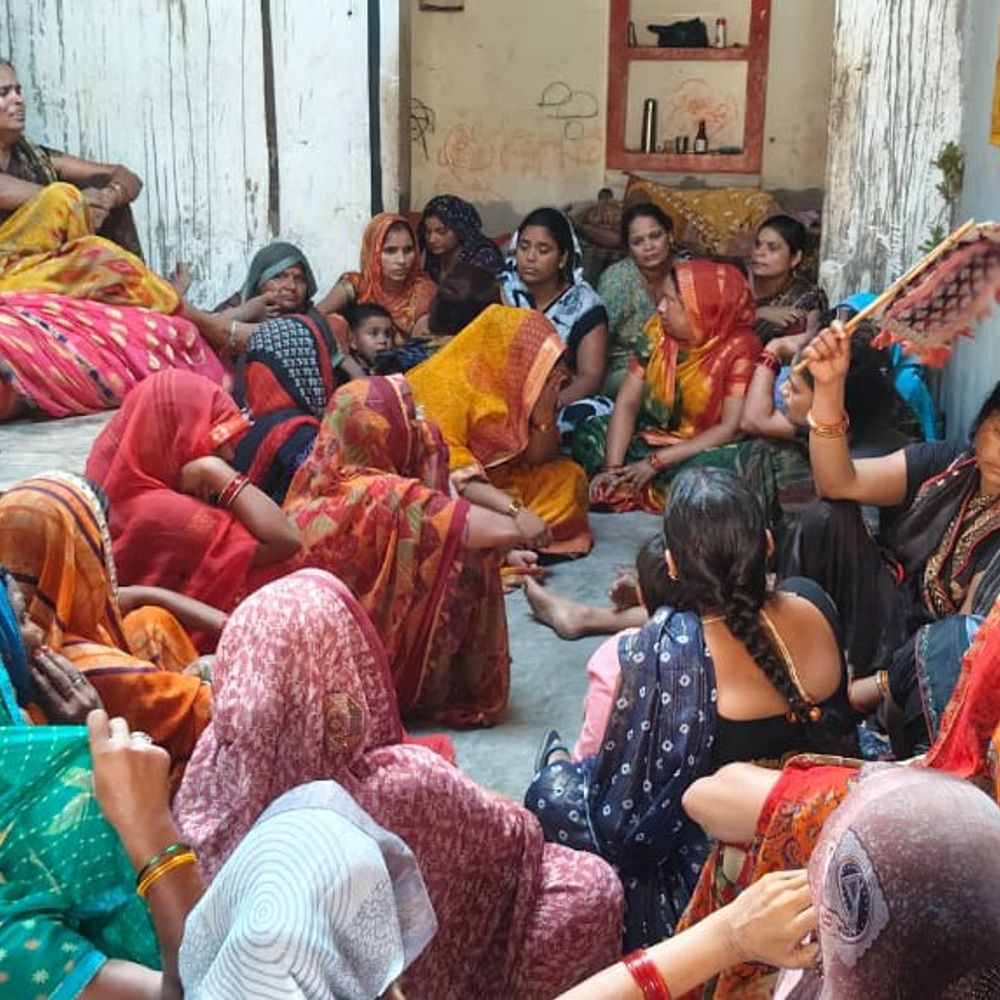 छत से नीचे आकर सोई महिला को सांप ने काटा:बहराइच में महिला की लखनऊ ले जाते समय मौत