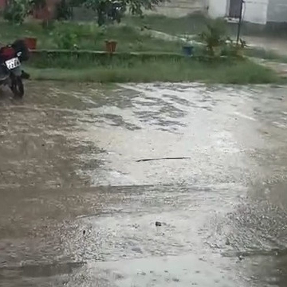 गाजीपुर में तेज बारिश से तापमान गिरा:शहर की कई सड़कें जलमग्न, किसानों को फायदे की उम्मीद