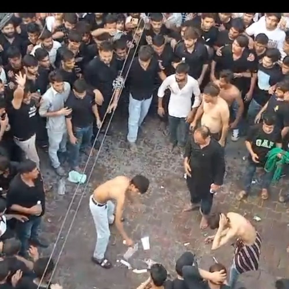 बुलंदशहर में मोहर्रम पर निकला मातमी जुलूस:इमामबाड़े से शुरू होकर जामा मस्जिद तक पहुंचा, सैकड़ों लोगों ने किया मातम