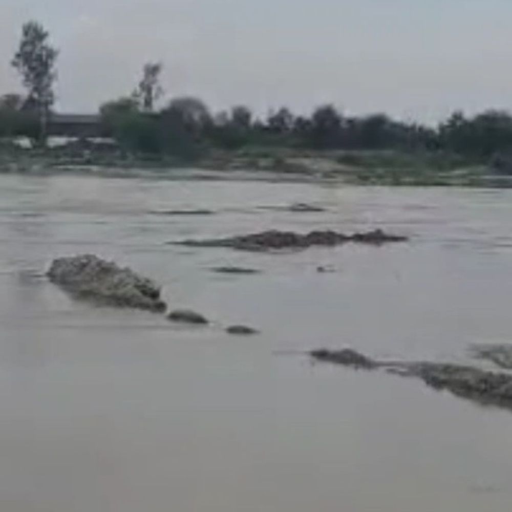 गोंडा में बाढ़ के पानी में डूबा बुलडोजर; VIDEO:क्रेन की मदद से निकाला गया, सड़क पर 5 फीट तक भरा बाढ़ का पानी