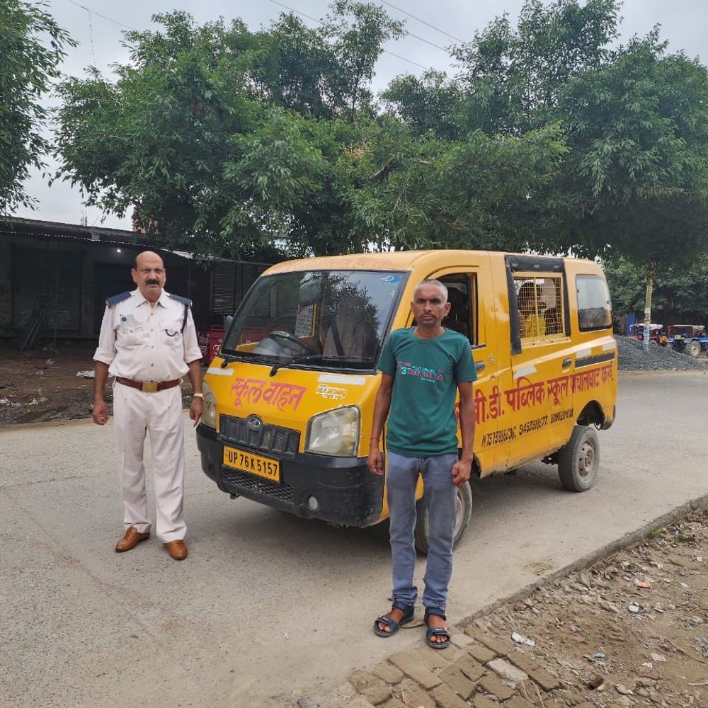 स्कूली वाहनों पर परिवहन विभाग की कार्रवाई:फर्रुखाबाद में 3 वाहन सीज, 9 का चालान; 1.62 लाख रुपये का जुर्माना