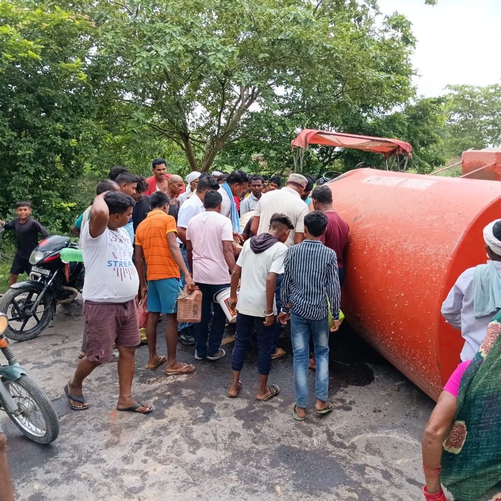 रायबरेली में डीजल लूटने पहुंचे ग्रामीण, VIDEO:हाथ में बाल्टी-बोतल लेकर डीजल भरते दिखे लोग, पुलिस ने खदेड़ा