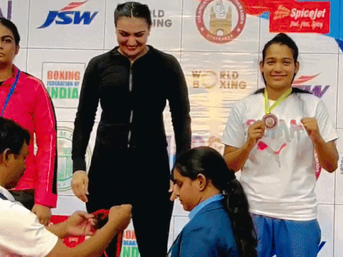 पति से विवाद के बीच रिंग में उतरी स्वीटी बूरा:इंटरनेशनल मुकाबले में गोल्ड जीता, भावुक होकर बोलीं- यह मेडल घरेलू हिंसा के खिलाफ