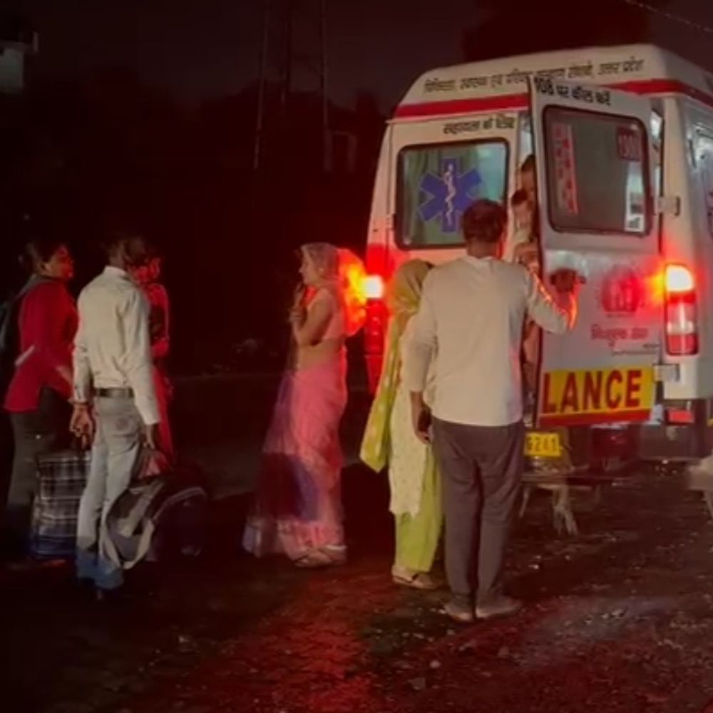 जालौन में 108 एंबुलेंस बनी सवारी वाहन:रात में 8-10 लोग सवारी बनकर पहुंचे, ऑटो स्टैंड पर उतरे; वीडियो