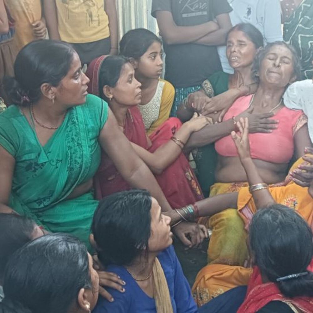 कुशीनगर में ट्रक ड्राइवर की मौत:बिजली के खंभे से टकराई गाड़ी, दो बच्चों के पिता की गई जान