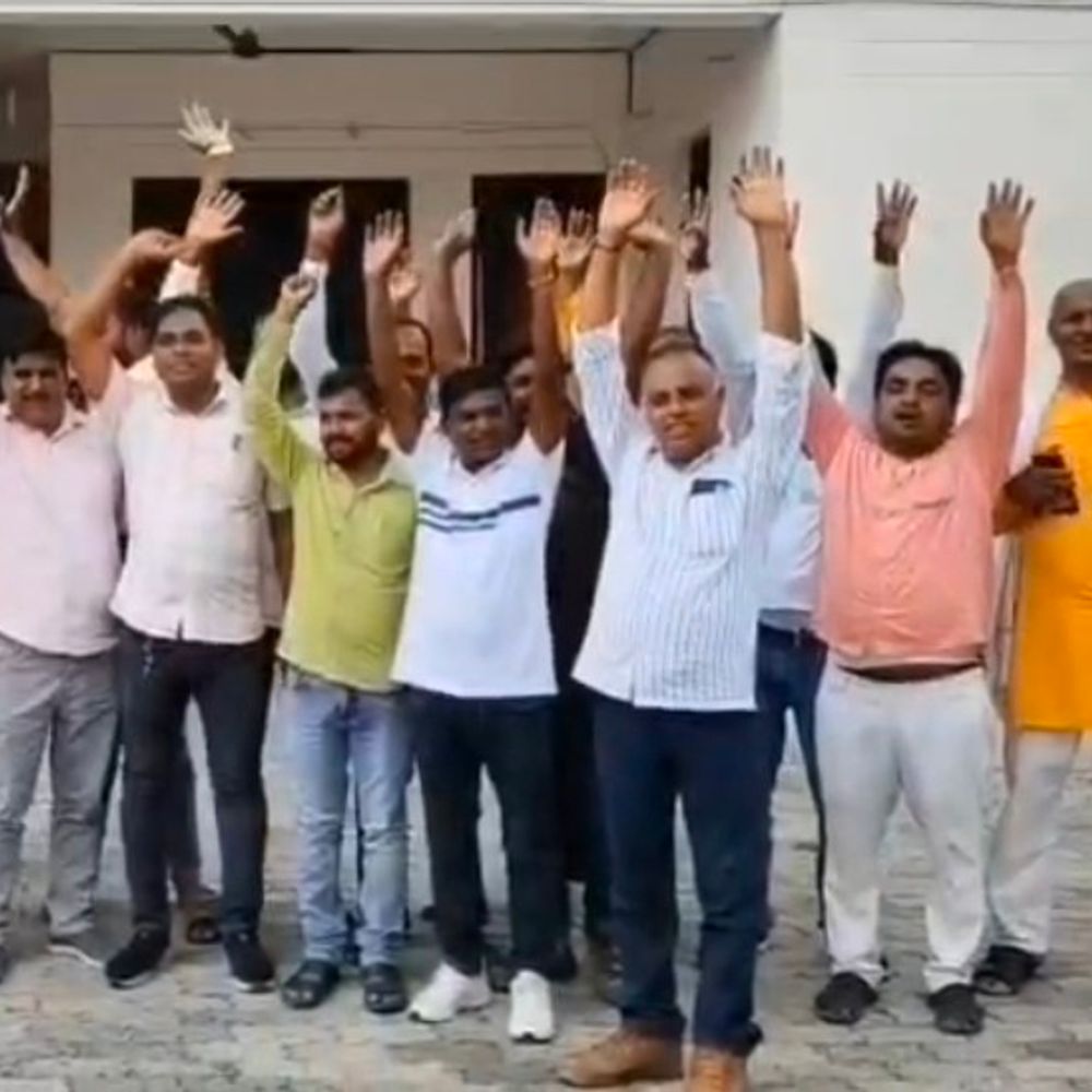 मनरेगा में नई निगरानी नीति का विरोध:प्रधानों ने किया प्रदर्शन, काम ठप; मजदूरी 500 रुपये करने की मांग