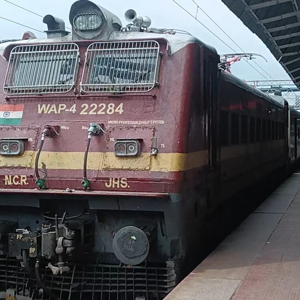 झांसी आउटर पर ट्रेन में बजा फायर अलार्म, मची अफरा-तफरी:आग लगने के डर से चलती ट्रेन में गेट की तरफ भागे यात्री, बोले-घबरा गए थे