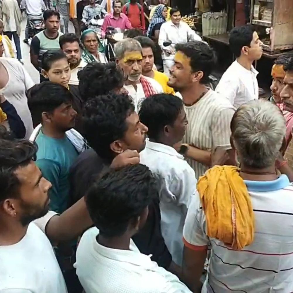 मथुरा के द्वारकाधीश मंदिर के सामने विवाद:यात्रियों को लेकर नाविक और पंडों में झड़प, एक-दूसरे पर लगाए कमीशन और धोखाधड़ी के आरोप