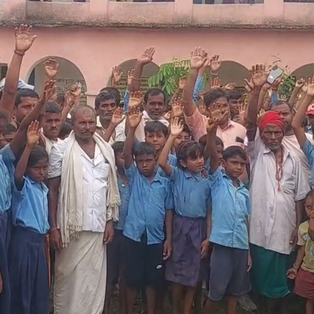 जमुई के उत्क्रमित मध्य विद्यालय मगही में ताला जड़ा:शिक्षकों की कमी से नाराज छात्रों और अभिभावकों, DEO को मौके पर बुलाने की मांग