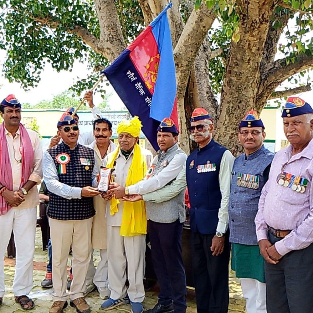 रेजांगला युद्ध के शहीदों को श्रद्धांजलि:गाजीपुर में तीन शहीद सैनिकों की अस्थियां परिवार को सौंपी, कारगिल शहीद को किया नमन