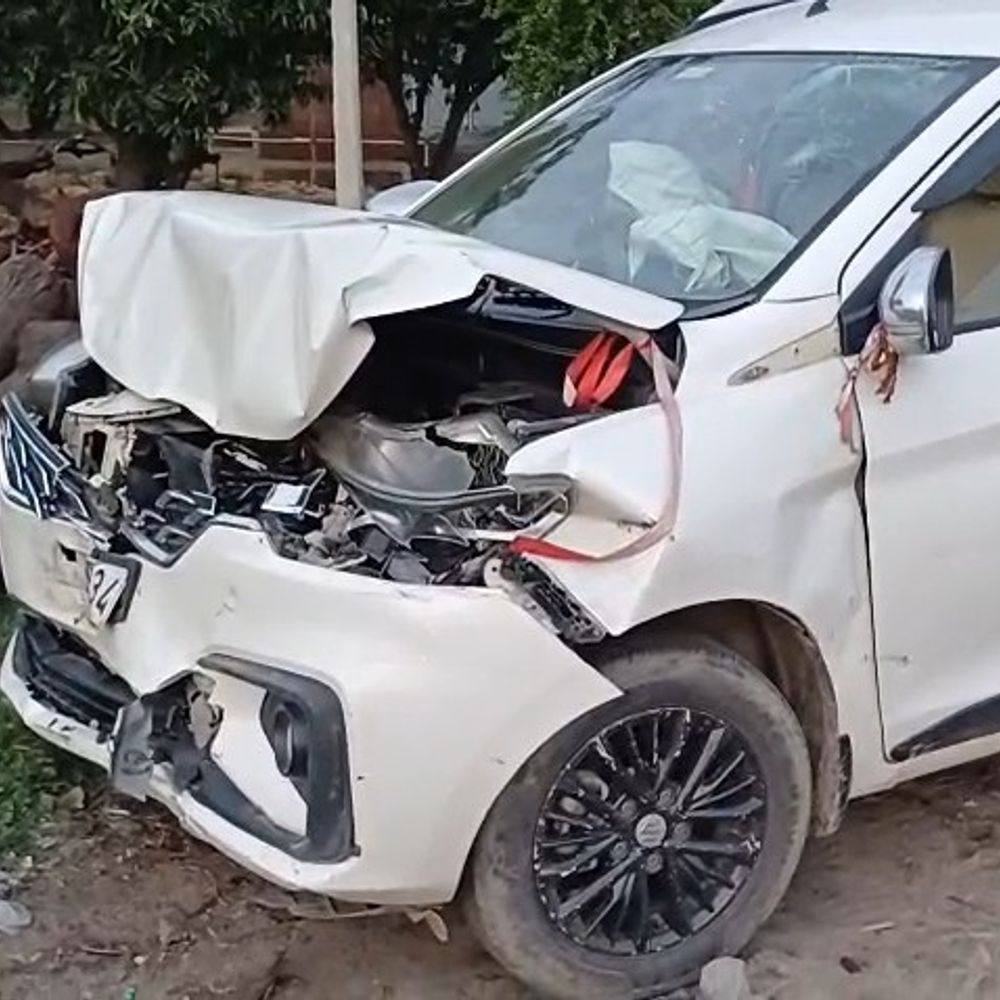बलरामपुर में अर्टिगा कार ने खड़े ट्रक में मारी टक्कर:2 लोग घायल, 4 सुरक्षित; एयरबैग खुलने से बची जान